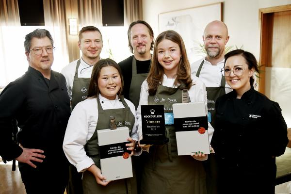 Vinnarlaget Mejla Lundström och Lina Häggström flankeras av Ulf Thurdin och Stina Westermark från Parkskolans restaurangprogram. Bakre raden: Jimmy Lundström, Alberto Sternad och Andreas Westermark från juryn.
