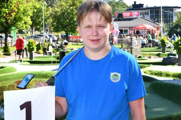 "Ibland avgörs en tävling på ett enda slag", säger  ÖMGK:s Elias Elfving, vis av erfarenhet. "Ett proffs måste ha ett extremt bra psyke och det gäller att glömma när något gått dåligt. Det går inte att ändra på. Men visst har det hänt att jag slängt klubban...".