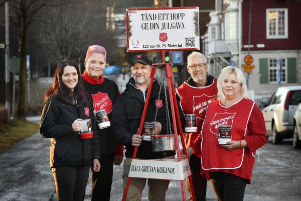 Maud Granlöf, andra från vänster, samlar återigen in till Julgrytan tillsammans med Carina och Robert Lindgren, Anders Wiklund och Åsa Häggström.