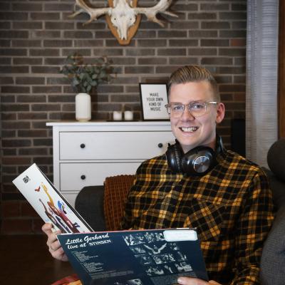  "Jag har en lillebror, Melvin, som dansar hos Susanne Thorén på Kulturskolan. Han är fantastiskt duktig. Farsan har sagt hur otroligt det är att han fått två så extremt kulturella söner när han inte är det själv. Han försökte få mig spela hockey – det gick inte bra. Jag satte mig på en pinnstol och han styrde runt mig på isen, sedan blev det inget mer", säger Robin Hörnkvist och ler. Foto: Håkan Nordström