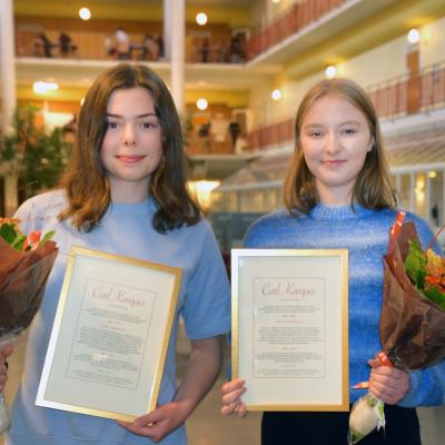 Ester Söderlind och Julia Wahlberg är årets Carl Kempe-stipendiater. Foto: Tommy Ehlin