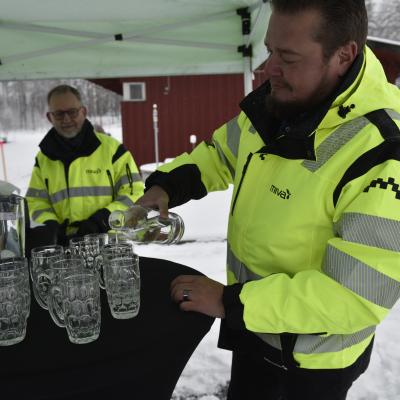 Mivas vd John Eriksson och tidigare vd Gerth Mattebo bjuder på färskt dricksvatten.