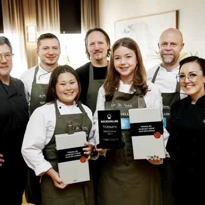 Vinnarlaget Mejla Lundström och Lina Häggström flankeras av Ulf Thurdin och Stina Westermark från Parkskolans restaurangprogram. Bakre raden: Jimmy Lundström, Alberto Sternad och Andreas Westermark från juryn.