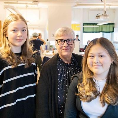 Lina och Meja tillsammans med sin hem- och konsumentkunskapslärare Carina Kallin på Geneskolan.