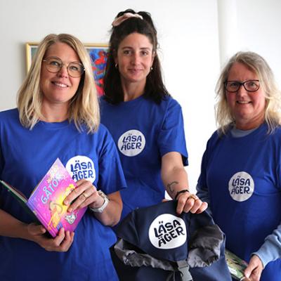 Maria Norenius och Mia Westerin, bibliotekarier, och Katarina Strömberg, språk-, läs- och skrivutvecklare är glada att kunna erbjuda ett meningsfullt feriearbete. Foto: Pressbild