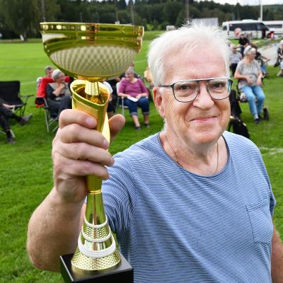 Lennart Sundwall med prisbucklan.
