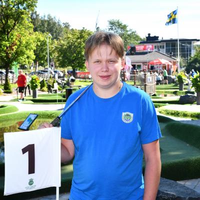 "Ibland avgörs en tävling på ett enda slag", säger  ÖMGK:s Elias Elfving, vis av erfarenhet. "Ett proffs måste ha ett extremt bra psyke och det gäller att glömma när något gått dåligt. Det går inte att ändra på. Men visst har det hänt att jag slängt klubban...".